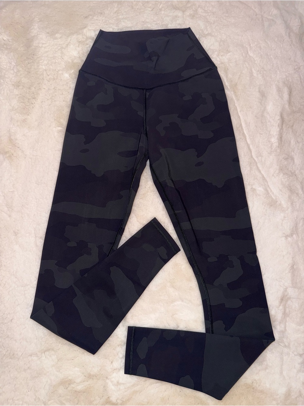 Alo Yoga High-Waist Vapor Leggings in a dark green/black camo